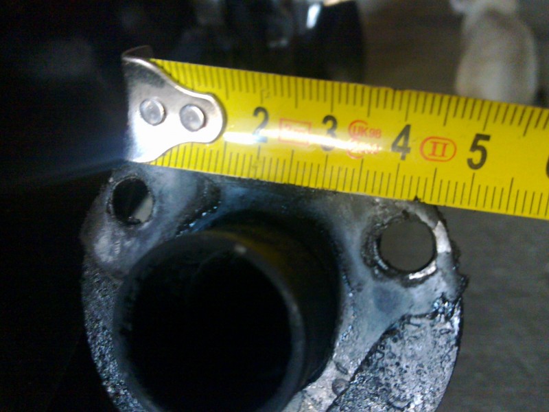 Medida de fuera de los agujeros (4,6 cm aprox)