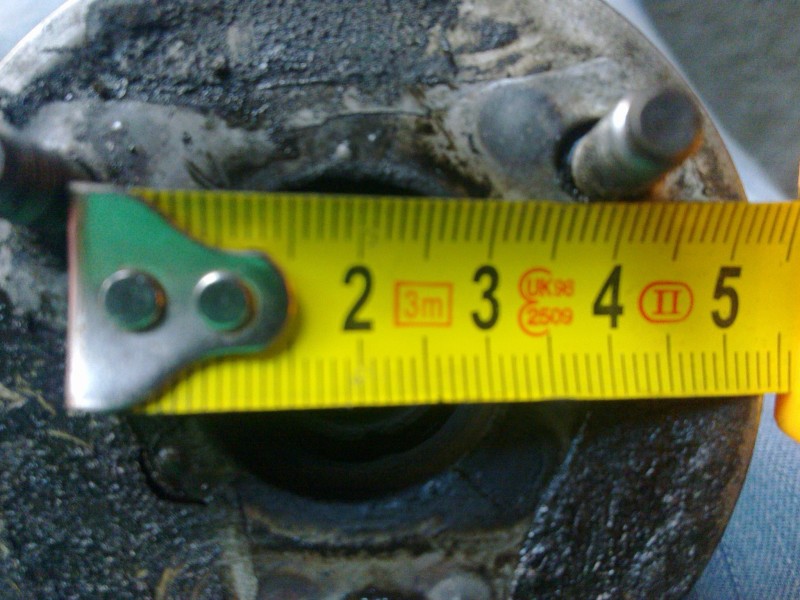 Medida de dentro de los tornillos del silenciador (3,6 cm)
