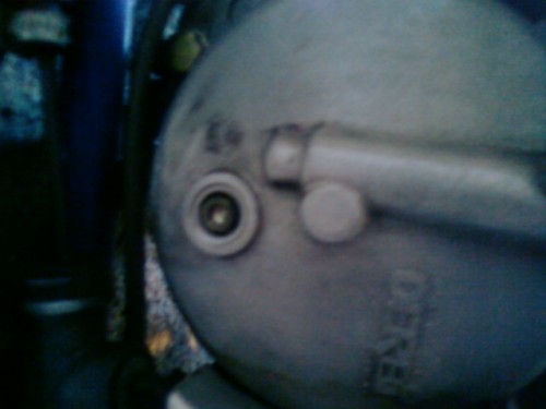 una pregunta para cambiar el aceite le quito el tornillo de debajo del motor i al llenarlo hasta que sobresalga por este tornillo no?¿